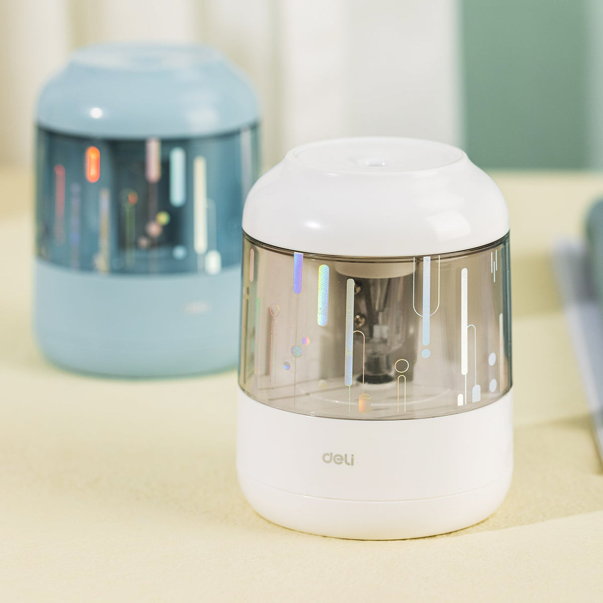 Sacapuntas Eléctrico Deli con Pilas Blanco