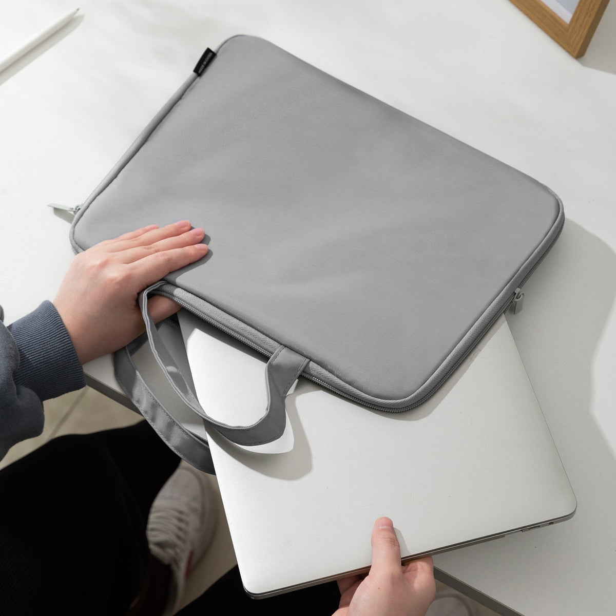 MALETIN DELI PARA PORTATIL 35x26x3CM GRIS