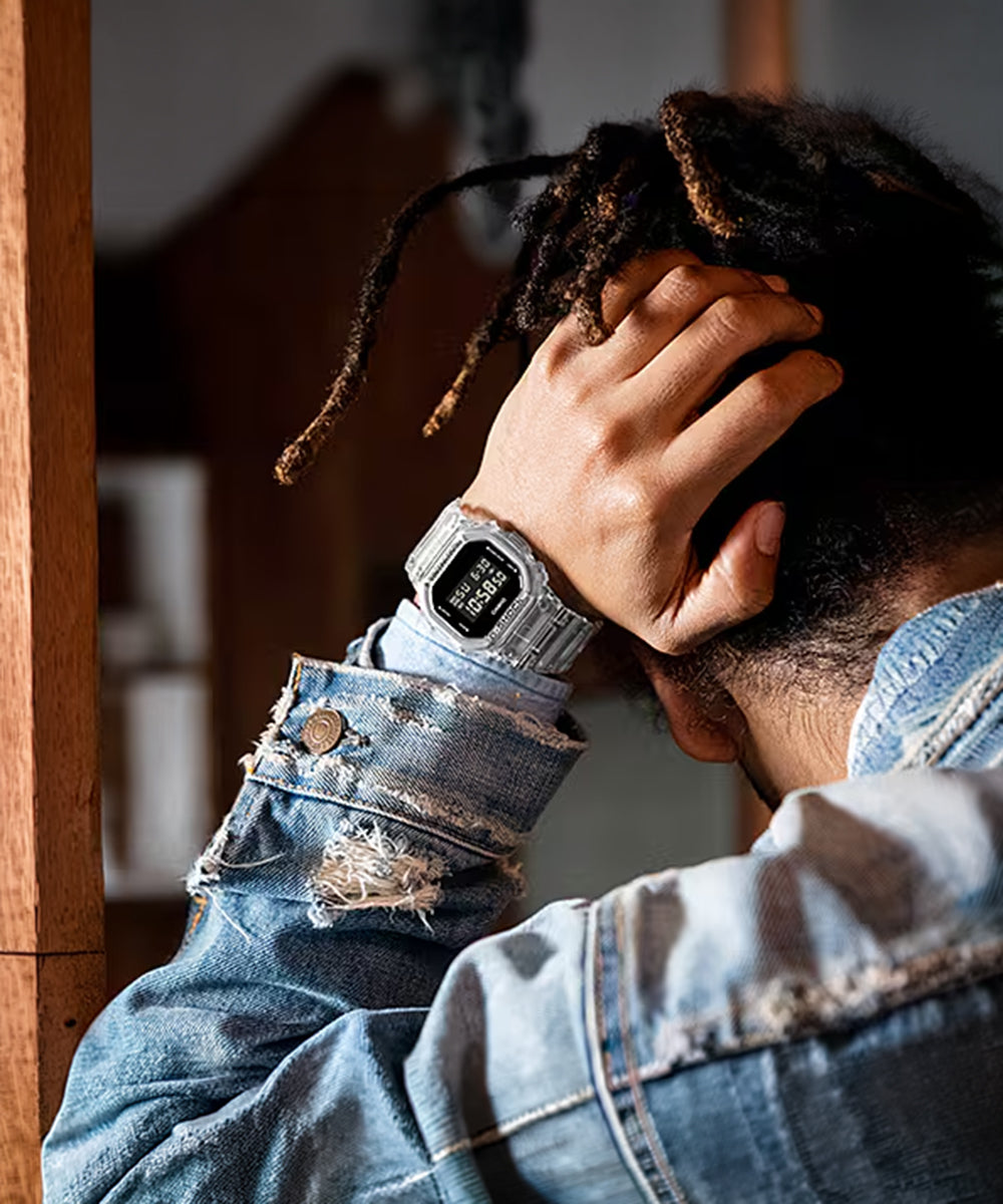 RELOJ DIGITAL PARA HOMBRE CASIO G-SHOCK DW-5600SKE-7DR - TRANSPARENTE