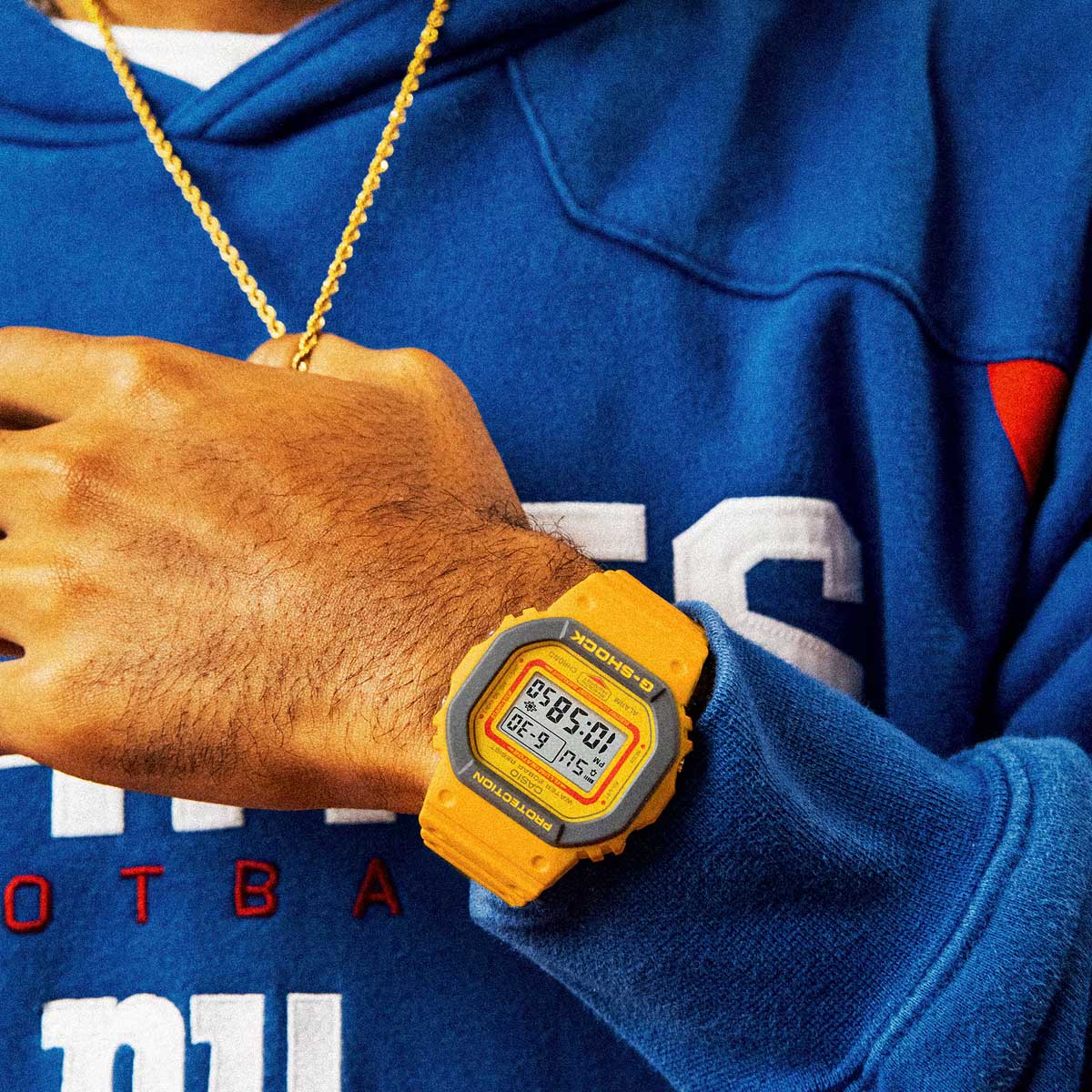 RELOJ DIGITAL PARA HOMBRE CASIO G-SHOCK DW-5610Y-9DR - AMARILLO