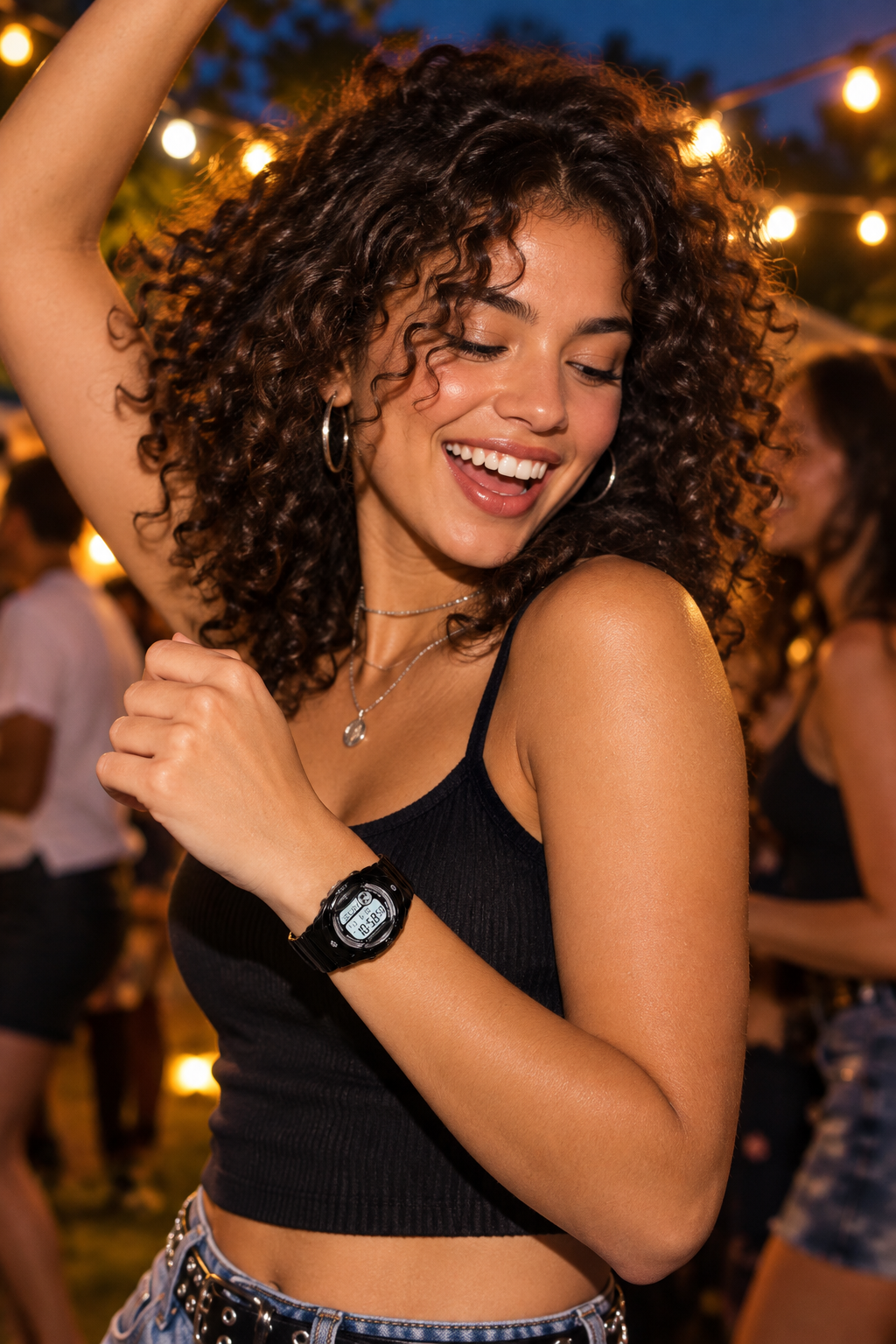 Mujer usando el reloj Casio Baby-G BG-169R-1DR en fiesta nocturna