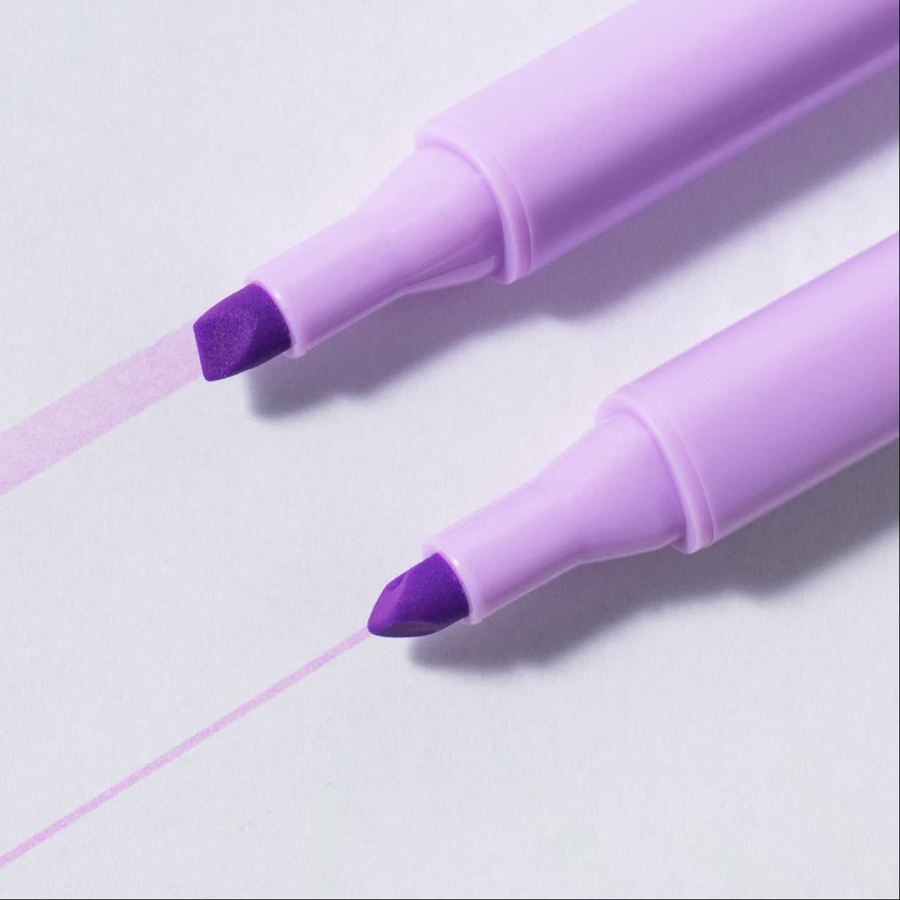 Resaltadores DELI punta biselada 1-4mm morado x10 unidades
