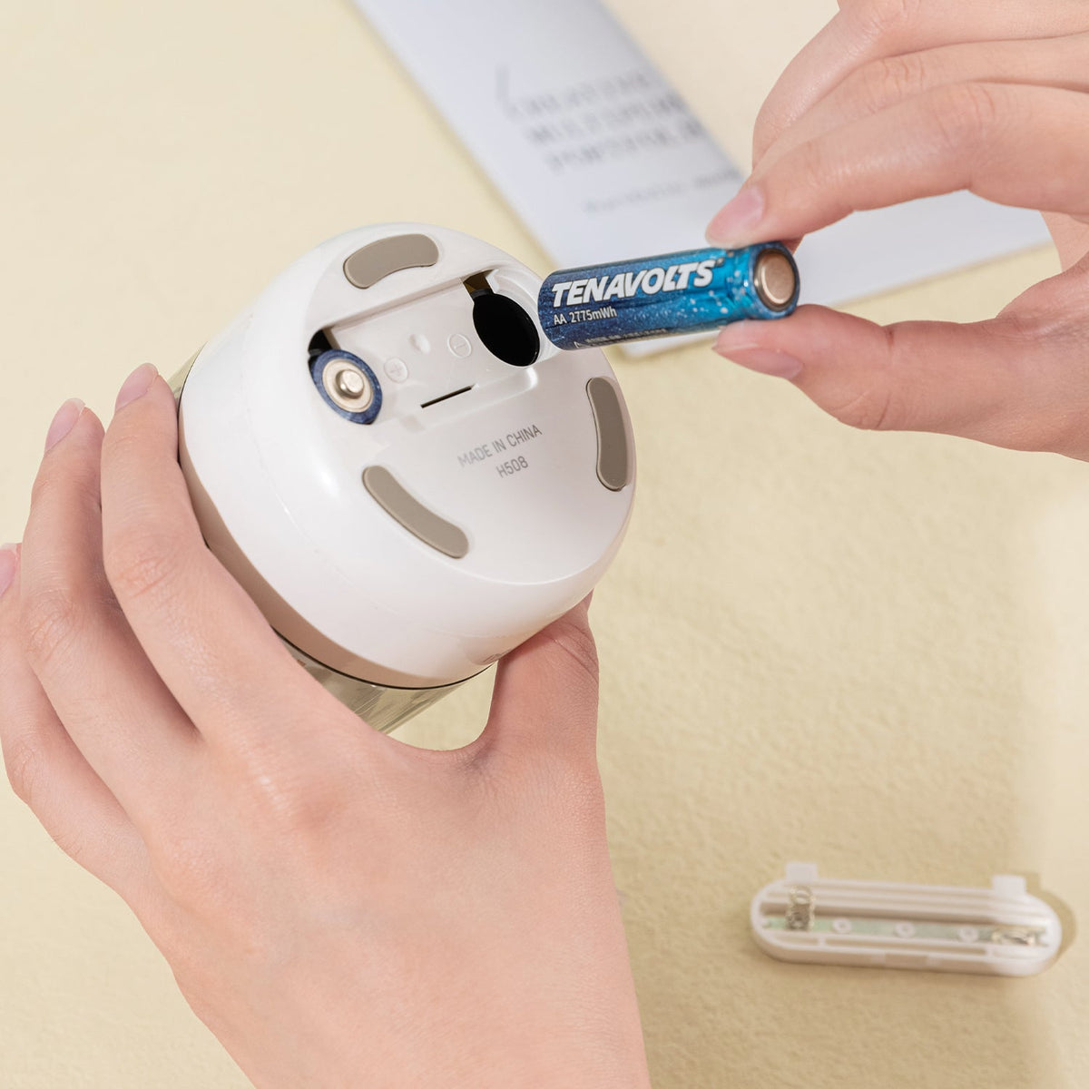 Sacapuntas Eléctrico Deli con Pilas Blanco