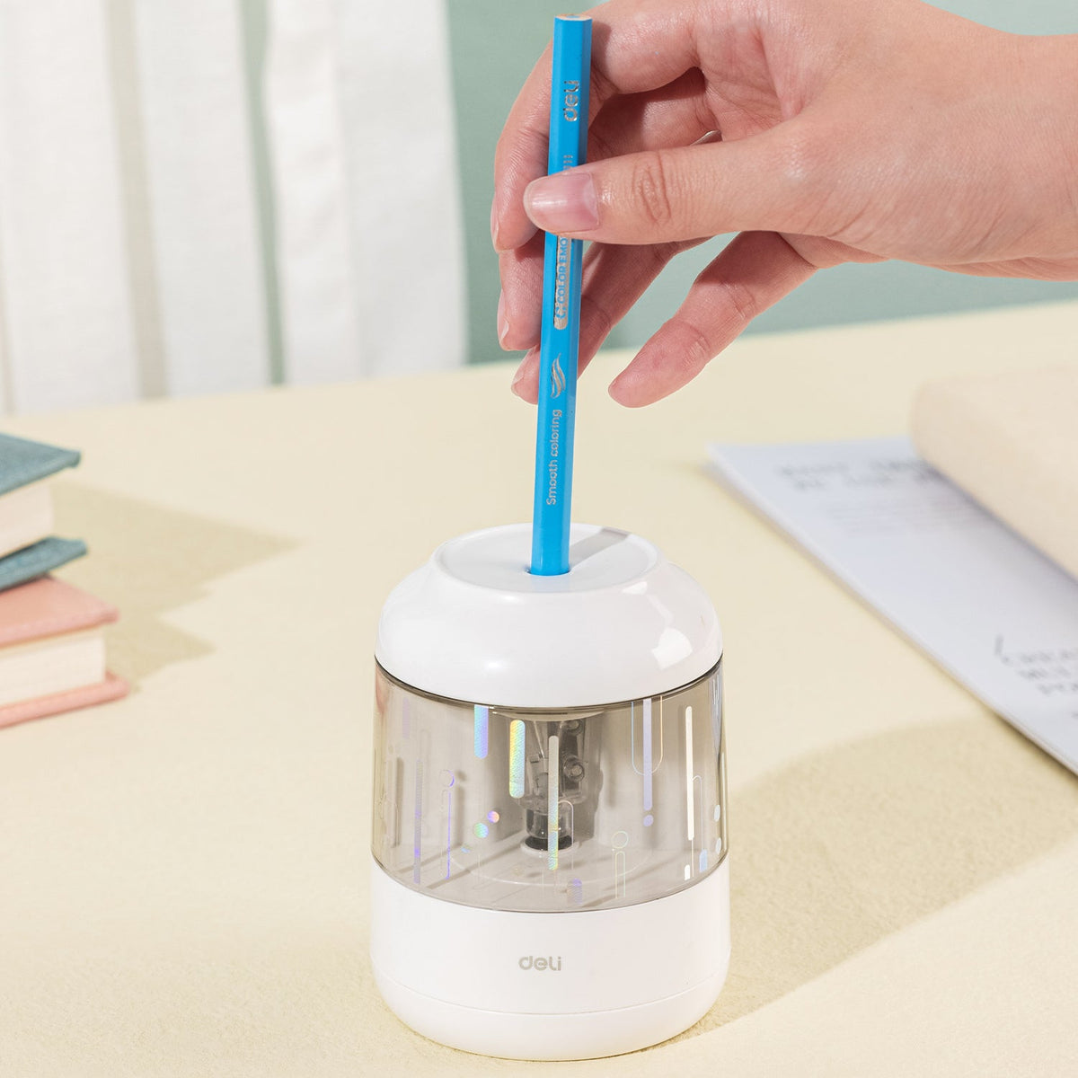 Sacapuntas Eléctrico Deli con Pilas Blanco