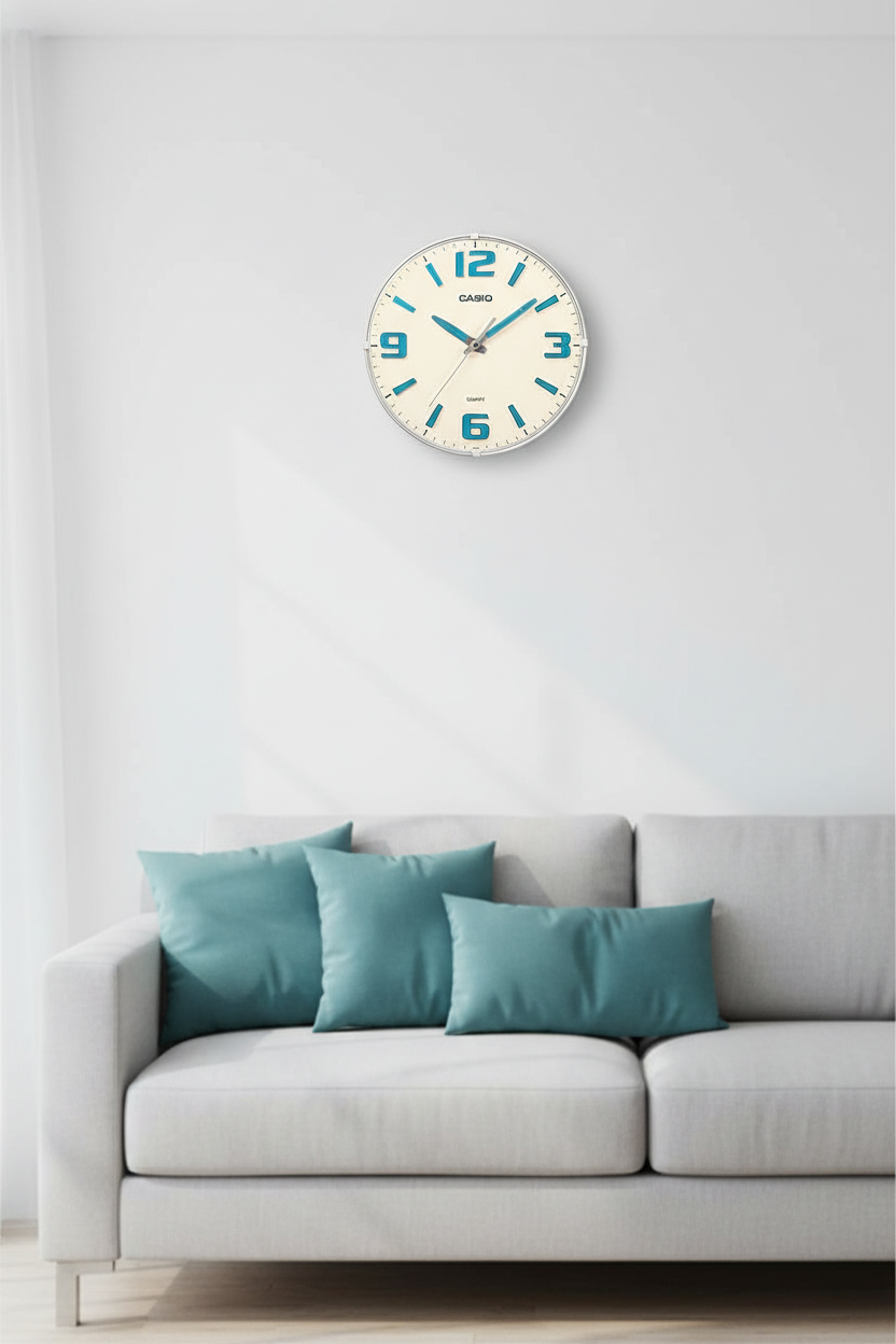 Casio IQ-63-7DF reloj de pared en sala moderna con acentos teal