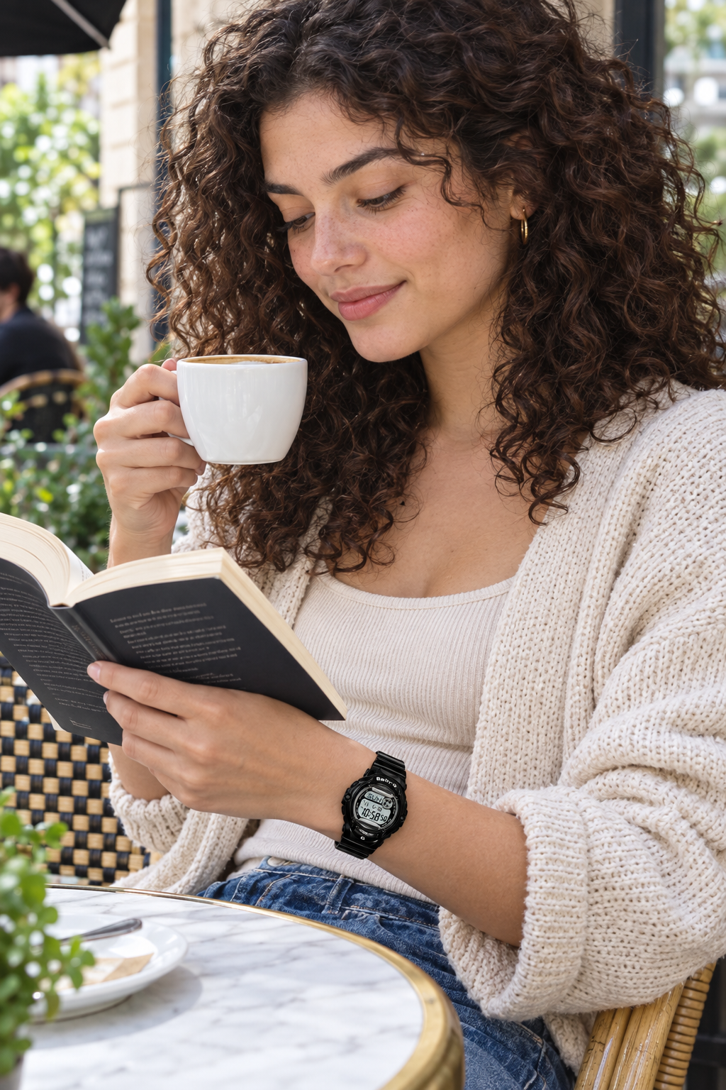 Mujer usando el reloj Casio Baby-G BG-169R-1DR leyendo en cafetería