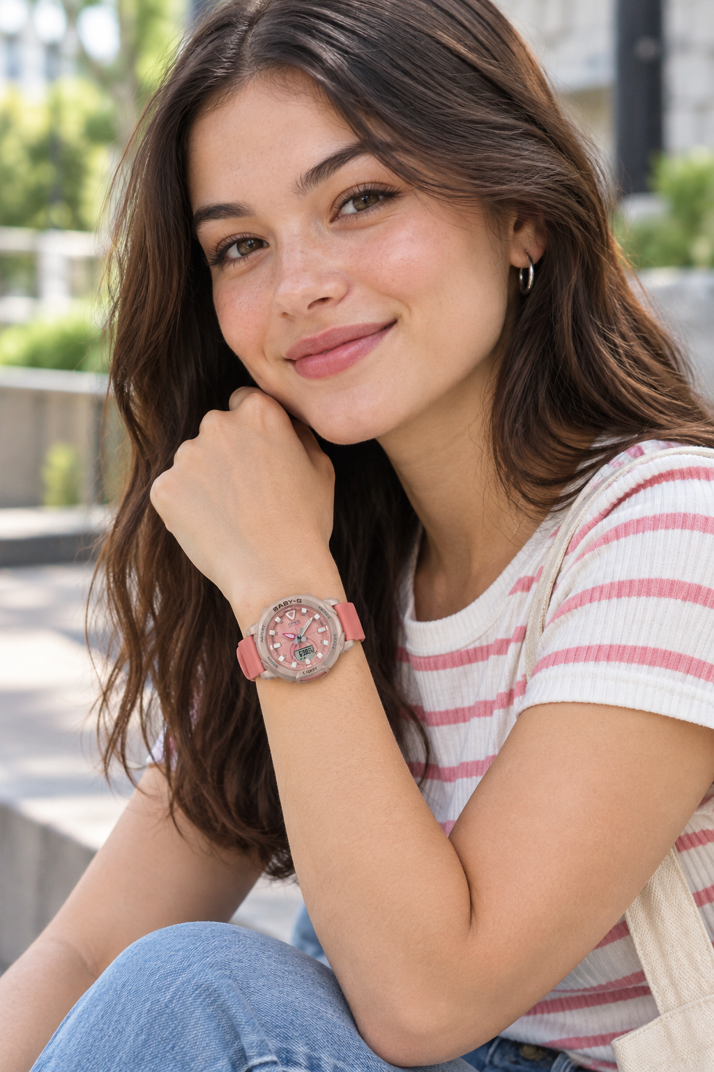 Mujer usando el reloj Casio Baby-G BGA-310-4ADR en escena casual