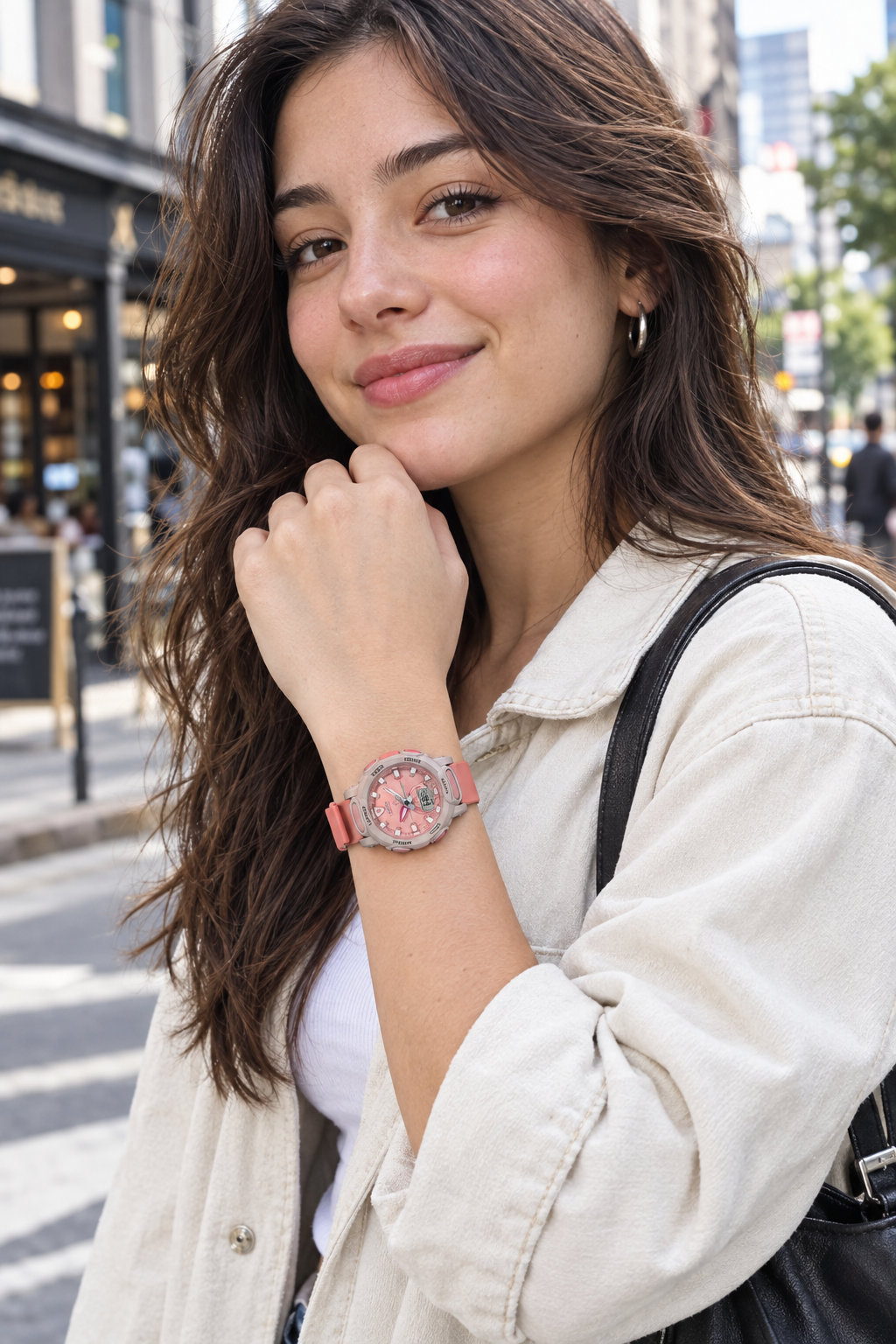 Mujer usando el reloj Casio Baby-G BGA-310-4ADR en escena urbana